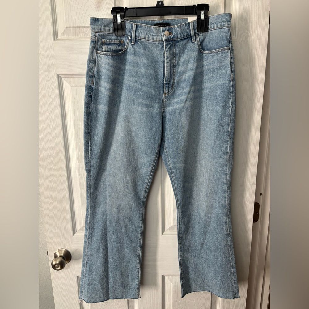 NWT Ann Taylor Loft Women Lt Blue Jeans Kick Crop Curvy High Rise Raw Edge 36/12